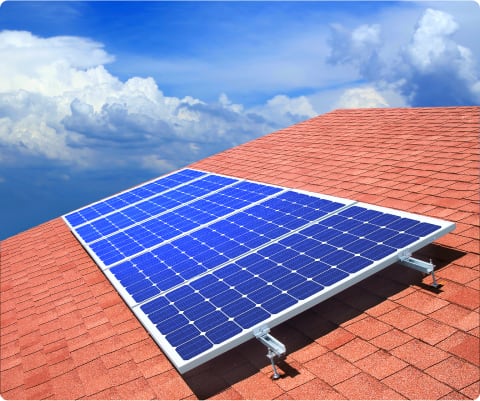 屋根に設置した太陽光パネルの写真